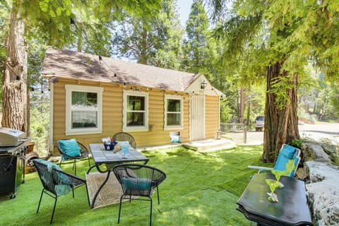 Crestline Vacation Rental | 3BR | 2BA | 739 Sq Ft | 2 Exterior Steps Required