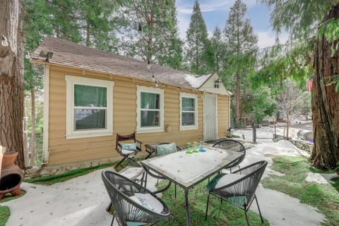 Crestline Vacation Rental | 2BR | 2BA | 739 Sq Ft | 2 Exterior Steps Required