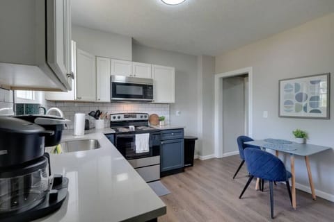 Fully Furnished Eat-In Kitchen