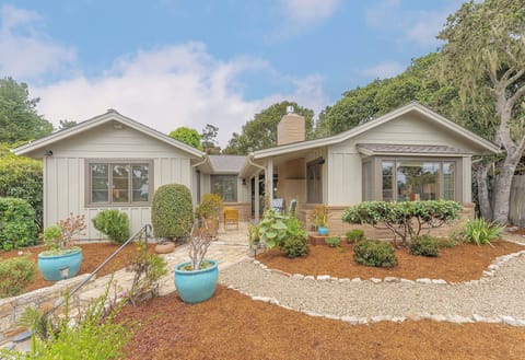 Welcome to "On A Lark"! Carmel Cottage Near Ocean Avenue