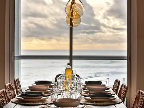 Coin repas avec vue sur mer