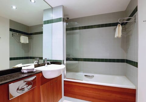 Fully Equipped Main Bathroom 