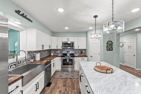 Stainless steel large deep bowl sink w/garbage disposal. Purified water faucet w/ reverse osmosis 