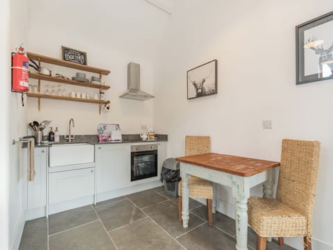 Kitchen/diner | The Red Rooster - Milton End Farm Barns, Arlingham, near Frampton-on-Severn