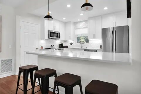 Kitchen w/ quartz countertops