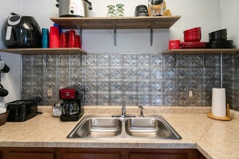 Unit 2: Air fryer, crockpot, toaster, blender, coffee!