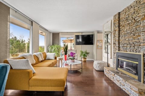 Luxury Oasis in Northwest Calgary. Beautifully renovated and upgraded house in Brentwood. Entire upper level with private entry and central air conditioning. 3 bedrooms, 2 bathrooms, front patio with mountain and park view, backyard with multi-level deck offering natural gas BBQ and lots of green spaces great for families. Nestled in a very quiet and convenient street, across f...