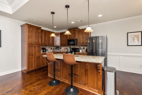 Fully Stocked Kitchen / Dining Room Combo