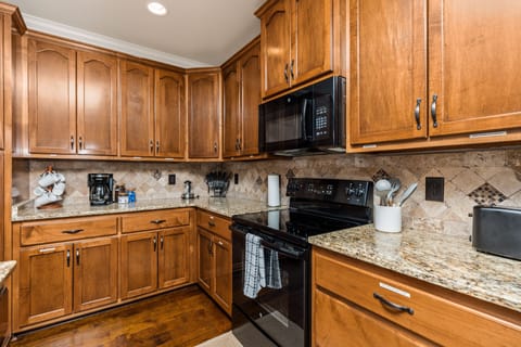 Fully Stocked Kitchen / Dining Room Combo