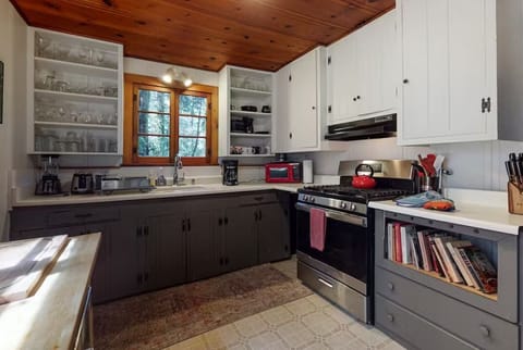 No dishwasher in this kitchen, but it has what you need.