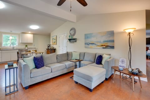 Living Room | Smart TV | Free WiFi | Deck Access