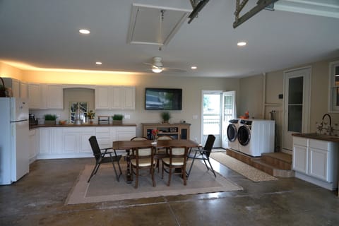 Screened-in Garage: Outdoor Dinning and Entertaining