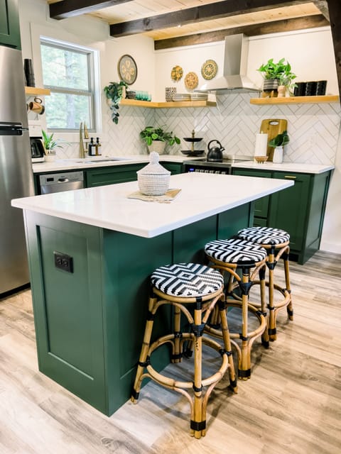 I LOVE this kitchen!