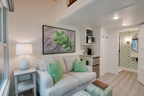 Charming tiny cottage with a cozy loft bedroom, private fire pit, and scenic forest views. Perfect for a romantic couple’s getaway or a peaceful solo retreat, with easy access to nearby hiking trails and outdoor adventures.