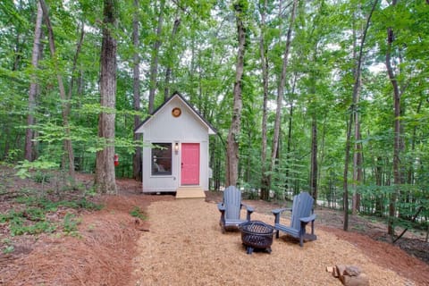Charming tiny cottage with a cozy loft bedroom, private fire pit, and beautiful forest views. Ideal for couples or solo travelers seeking peace and relaxation.