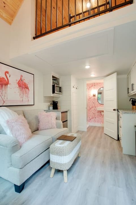 Charming tiny cottage with a cozy loft bedroom, private fire pit, and beautiful forest views. Ideal for couples or solo travelers seeking peace and relaxation.