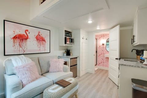 Charming tiny cottage with a cozy loft bedroom, private fire pit, and beautiful forest views. Ideal for couples or solo travelers seeking peace and relaxation.