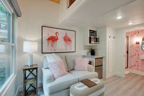 Charming tiny cottage with a cozy loft bedroom, private fire pit, and scenic forest views. Perfect for a romantic couple’s getaway or a peaceful solo retreat, with easy access to nearby hiking trails and outdoor adventures.