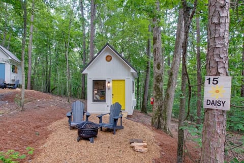 Charming tiny cottage with a cozy loft bedroom, private fire pit, and beautiful forest views. Ideal for couples or solo travelers seeking peace and relaxation.
