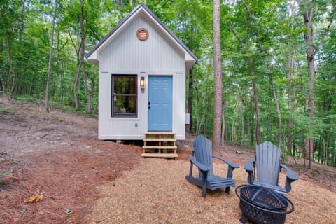 Charming tiny cottage with a cozy loft bedroom, private fire pit, and beautiful forest views. Ideal for couples or solo travelers seeking peace and relaxation