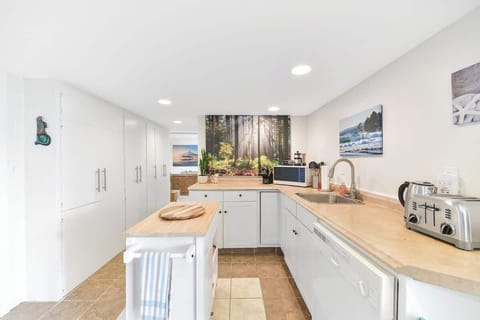 Fully equipped modern kitchen.