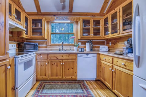 All the comforts of home - Electric stove, dishwasher, microwave, and refrigerator