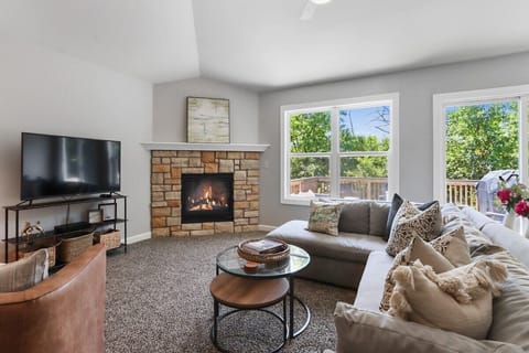Upstairs Living Room w/gas log fireplace, Smart TV
