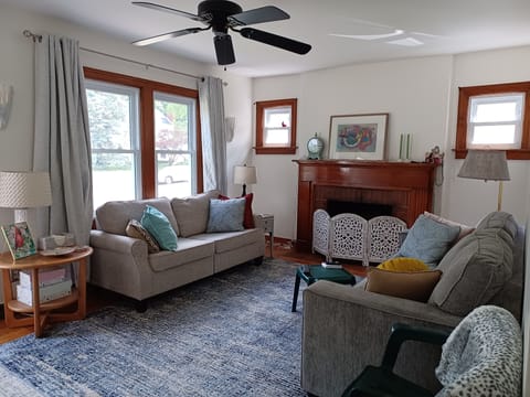 Living Room with plenty of seating and Ceiling Fan