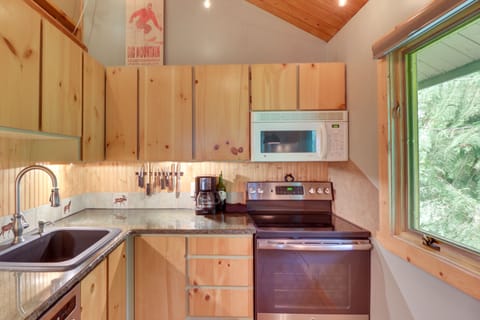 Kitchen | Cooking Basics | Coffee Maker | Paper Towels/Trash Bags Provided