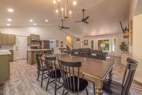 Enjoy your open vacation floor plan perfect for 12!