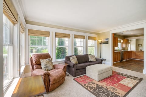 Living Room | Twin Sleeper Sofa | Smart TV | Central Heating & A/C | Free WiFi