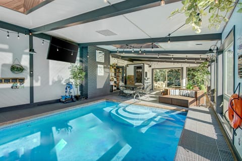 1.	Glam indoor pool house w/heated pool, smart TV, hot tub, & sunroom
