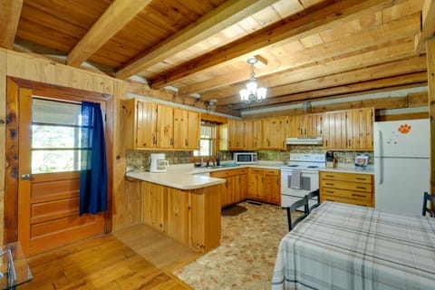 Dining Area | Dishware/Flatware Provided