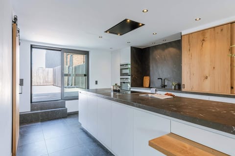 Spacious installed kitchen