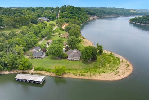 Enjoy DIRECT access to Beaver Lake at Shoreline Serenity!
