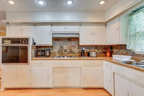 Kitchen | Ice Maker | Coffee Maker | Toaster | Cooking Basics