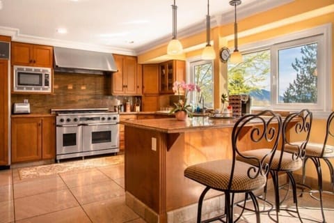 Well equipped kitchen. 设备俱全的厨房