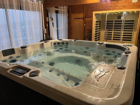 Espace bien-être dans véranda avec Spa (6 places) et Sauna