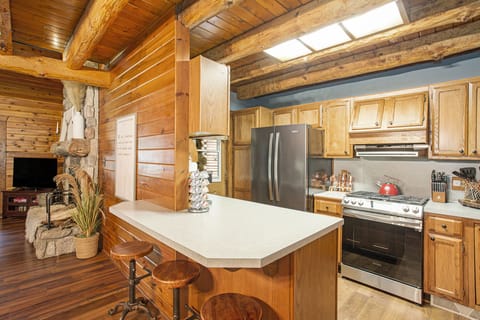 Fully stocked kitchen for your meals - or perfect staging area for take out!