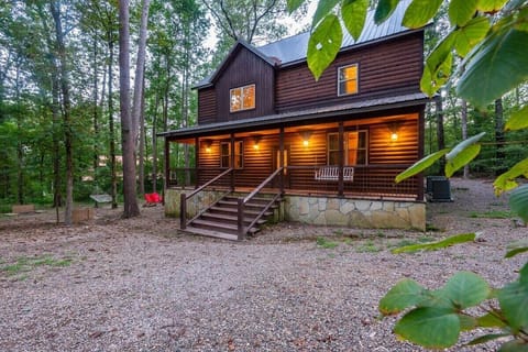 This cabin has Plenty of parking with a circular pull through driveway for boat/trailer's