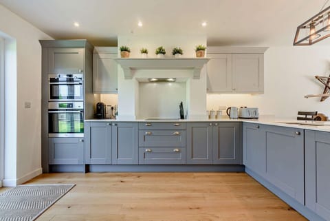 Lulham Kitchen - StayCotswold