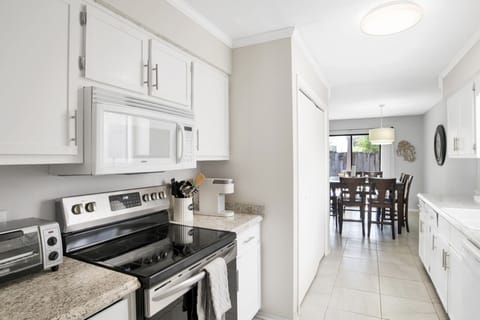 Fully equipped kitchen and laundry- washer/dryer