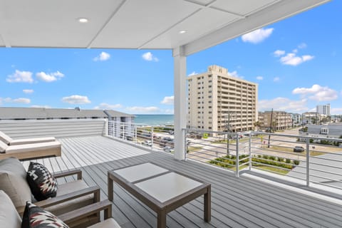 Seadragon 2 top-floor deck with expansive ocean views