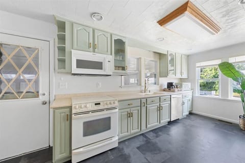 Cook in, or wander to one of many great dining options nearby.