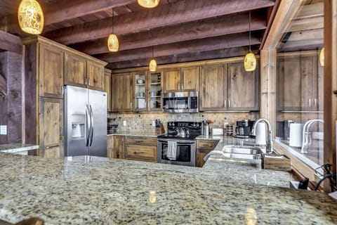 Fully equipped kitchen with all the bells and whistles, making dinner at home easy! 