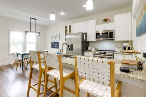 Kitchen | Breakfast Bar w/ Additional Seating | Stainless Steel Appliances
