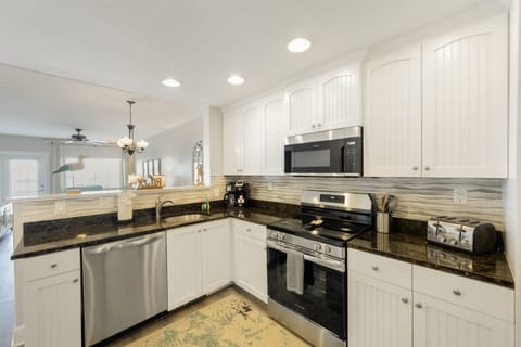 Fully stocked kitchen!