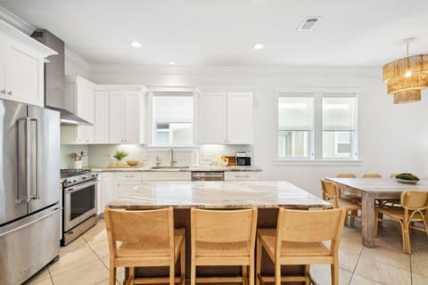 Fully stocked kitchen!