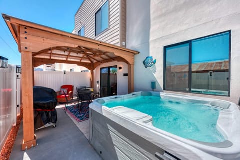 Make a splash at HooDoo! This 3BR townhome features a luxurious hot tub. Located near downtown Kanab and central to Zion, Bryce Canyon and more, HooDoo at White Pocket Villas offers a relaxing retreat.