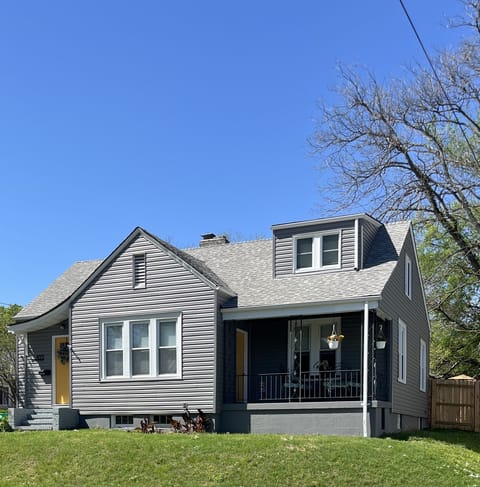 Welcome to Wren’s Landing.
Sleeps 8 comfortably.
Mid- Century.
2 baths/ 3 beds.